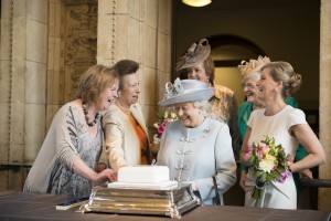 Royal Albert Hallで行われたWomen's Institute 発足１００周年祭に出席されたエリザベス女王とロイヤルファミリー